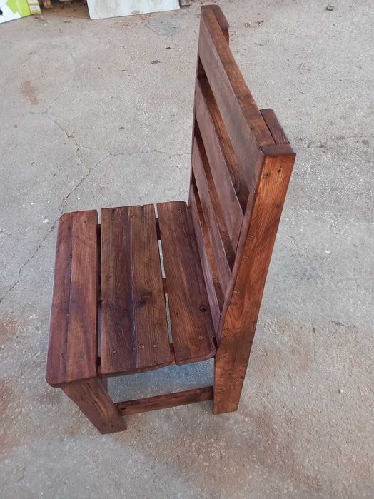 Cadeira rústica mas robusta