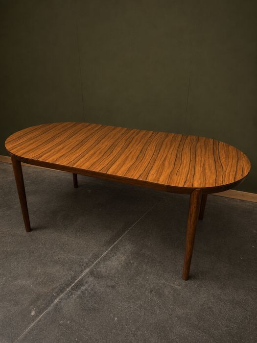 Mesa de jantar extensivel em Pau-Ferro