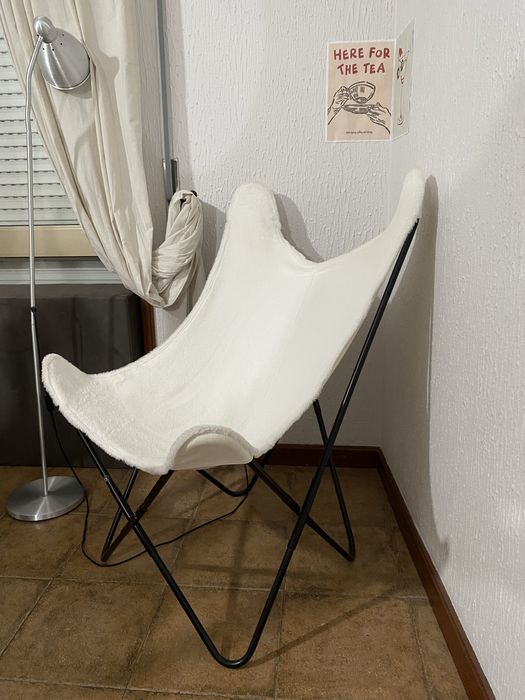 Poltrona OSLO branca com pernas pretas