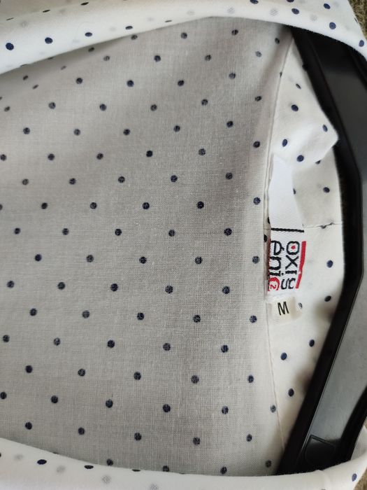 Camisa branca com bolinhas