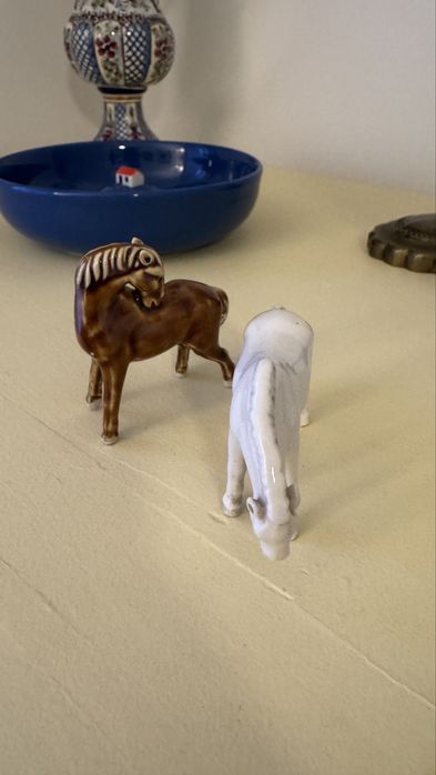 Delicado par de cavalos miniatura em porcelana chinesa