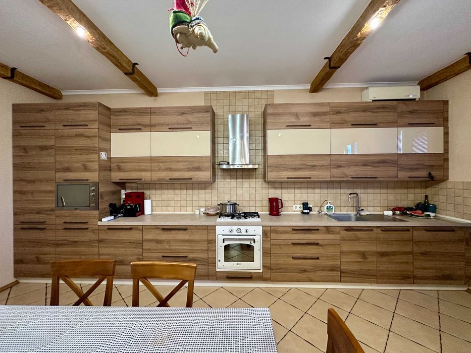 Будинок з ремонтом, меблями і технікою в передмісті Києва