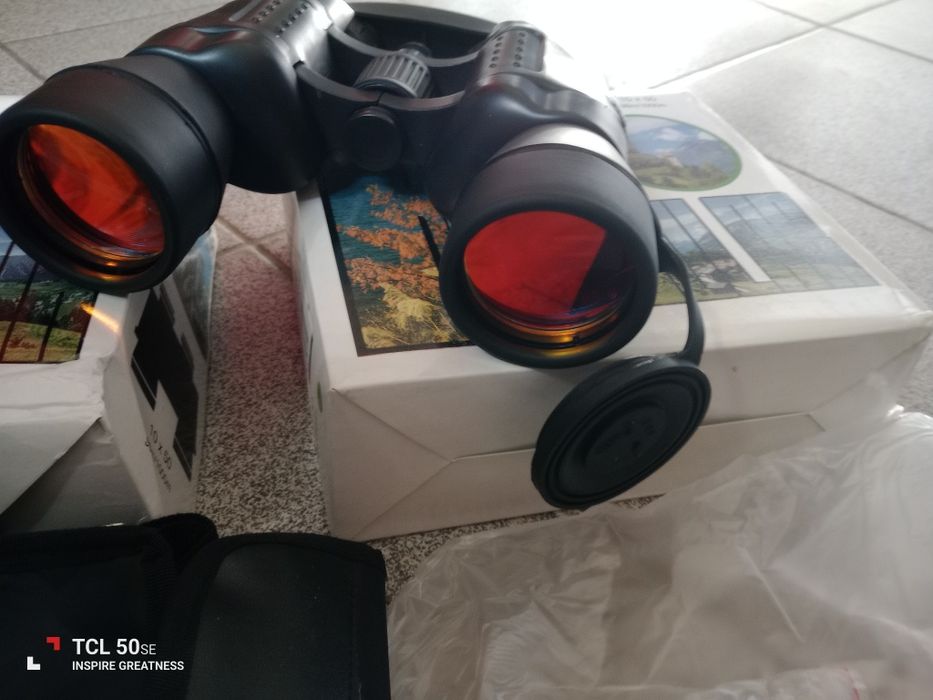 Vendo binóculos novos tem um longo alcance.