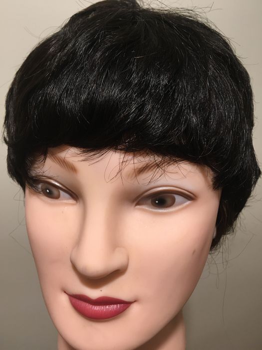 Парик из натуральных волос.