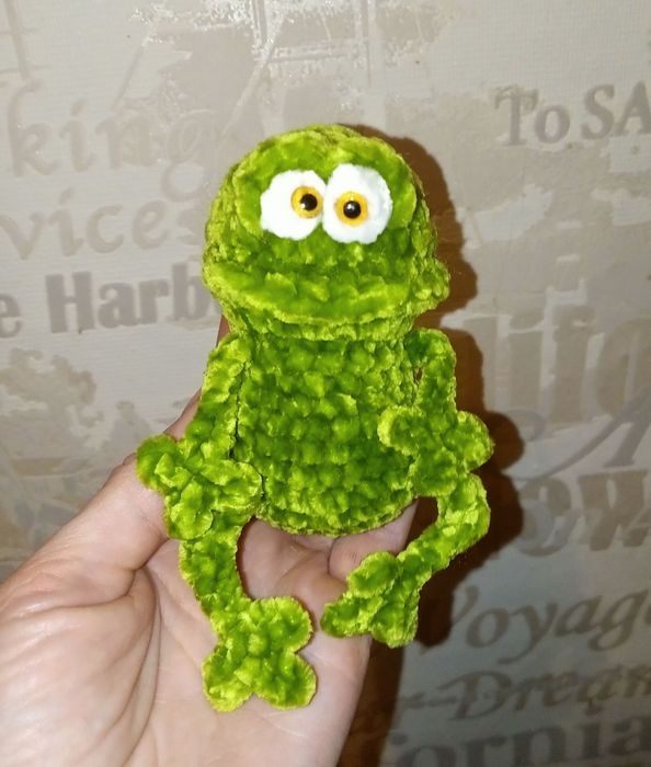 Плюшева в'язана жабка