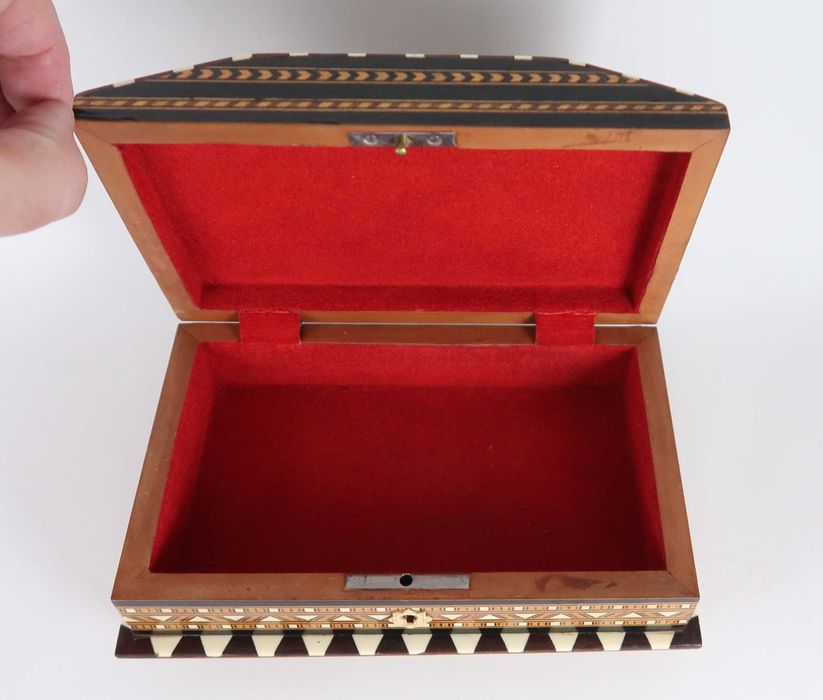 Caixa multifacetada em marchetaria