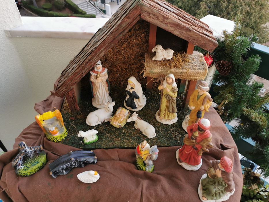 Presépio em madeira com figuras