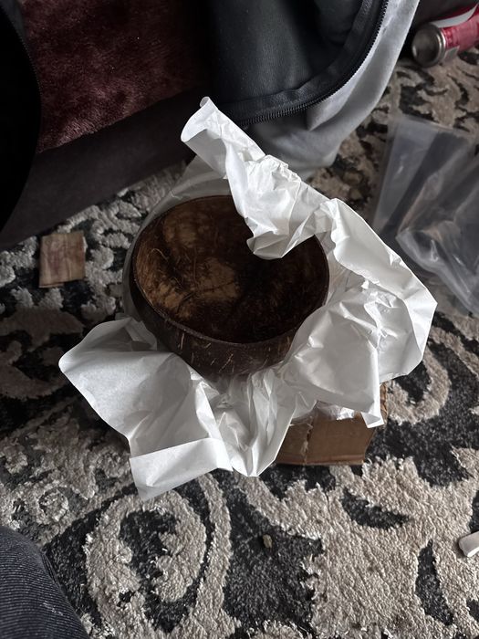 Миска з половинки кокосу