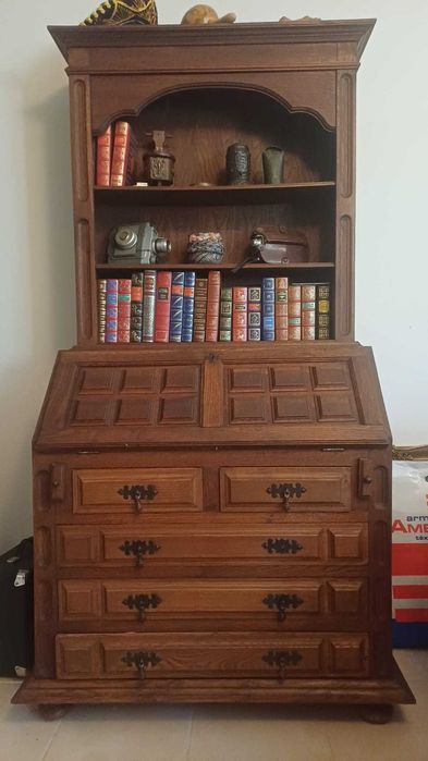 Móvel livreira em madeira nobre