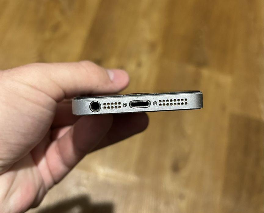 iPhone SE 32gb в неплохом состоянии