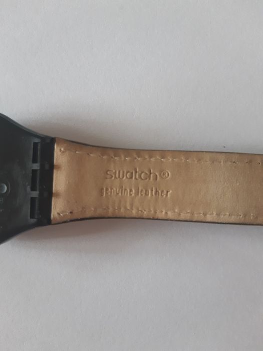Relógio Swatch Genuine Leather preto