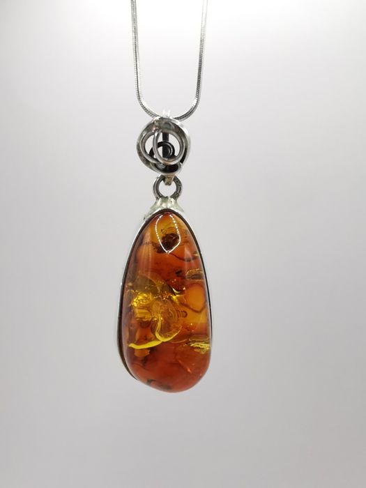 Bursztynowy wisiorek z łańcuszkiem srebro 925
