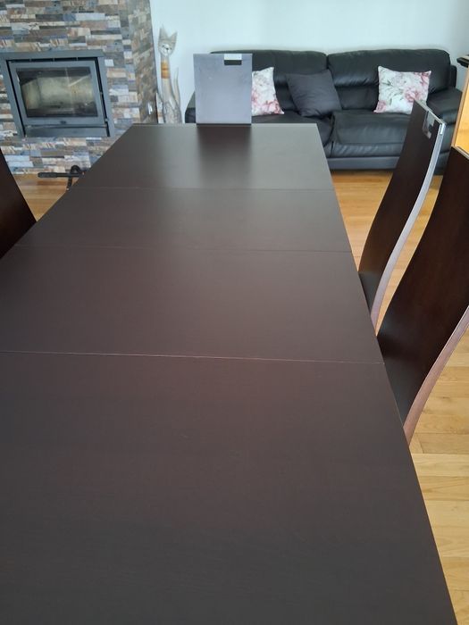 Vendo mesa (180×90) com 6 cadeira estufadas.  É  extensível até 2.68 m