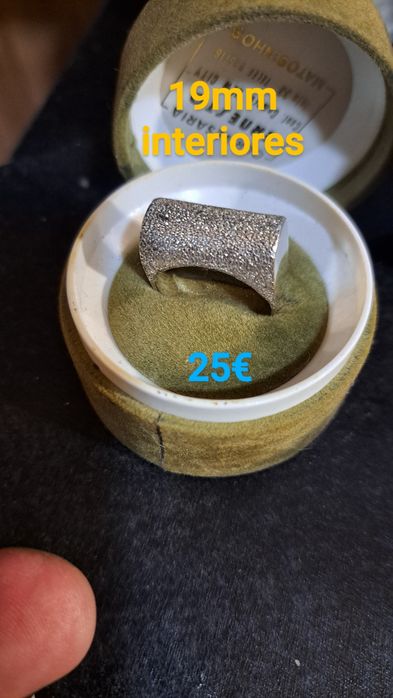 Aneis em prata contrastada.