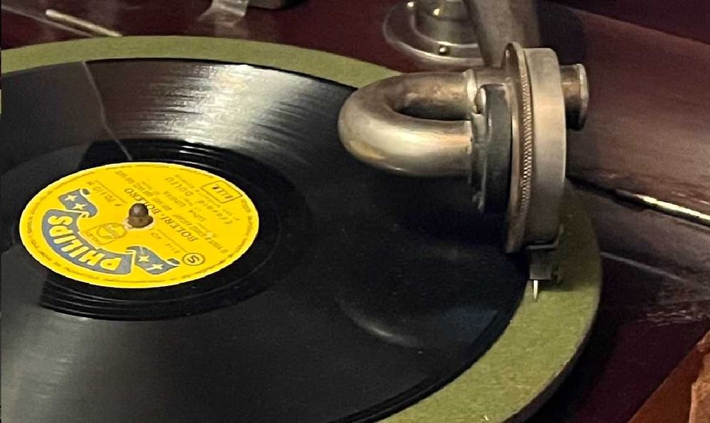 grafonola antiga em madeira com 4 discos e caixa de agulhas
