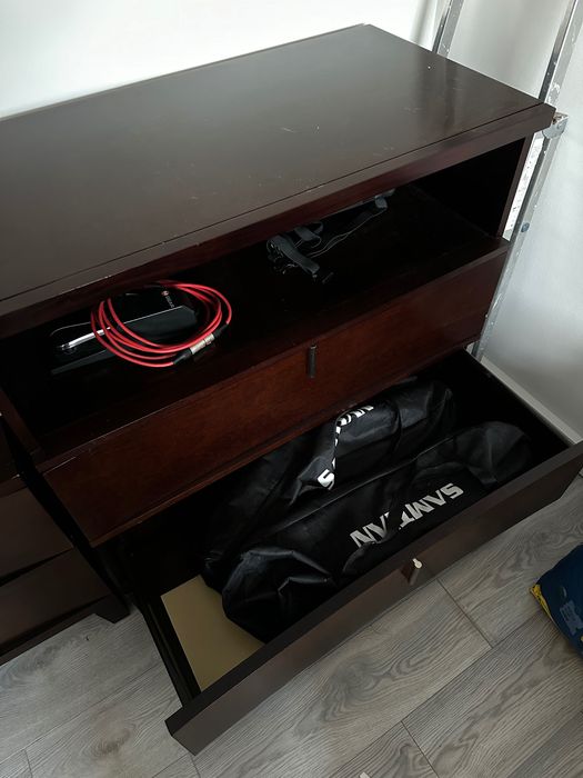 Conjunto cômoda e mesa de cabeceira robustas e funcionais