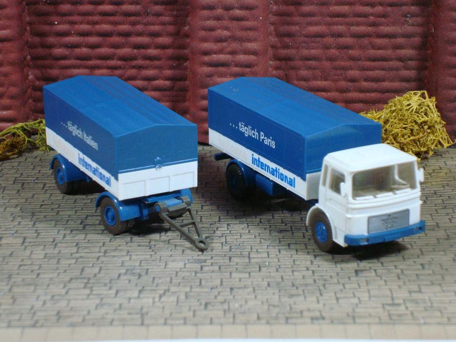 Wiking 424 - MAN / Camião com Reboque "Hellmann International" / Usado