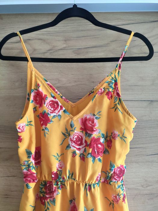 Długa żółta sukienka w kwiaty