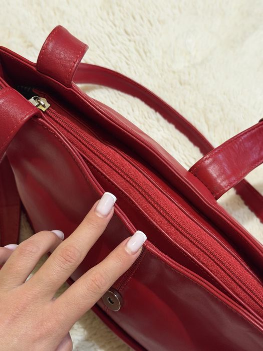 Червона брендова сумка Prada