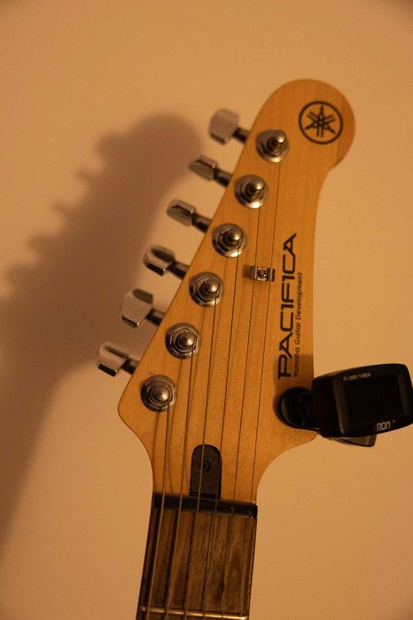 Guitarra Yamaha com aplificador Fender