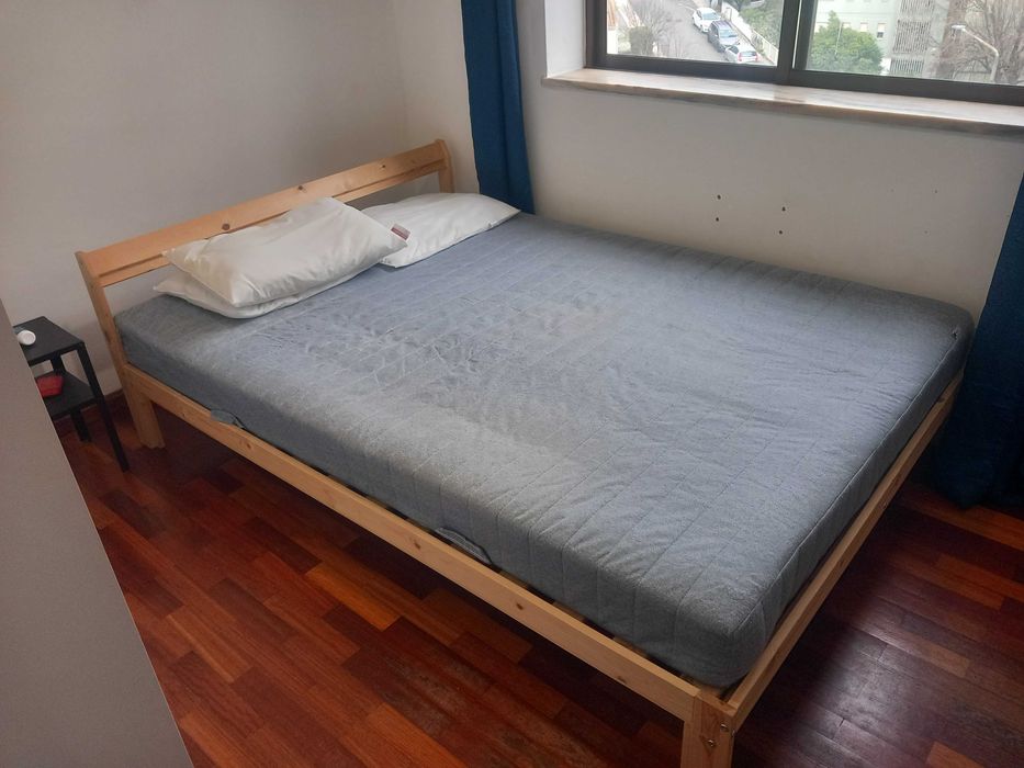 Cama de casal e colchão Ikea