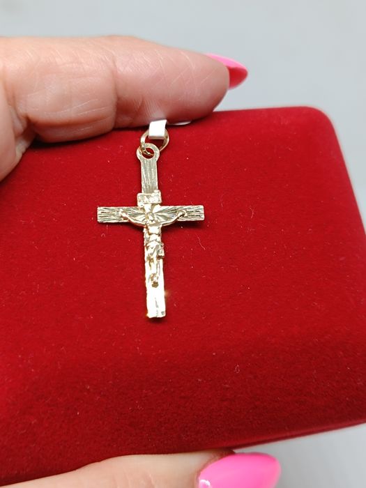 Złoty wisiorek krzyżyk z Panem Jezusem frezowany, złoto próby 585