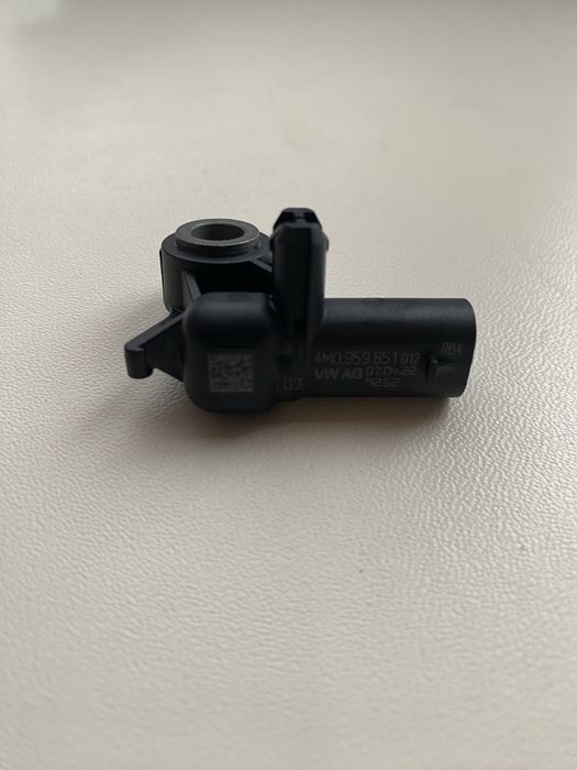 Датчик удару audi a4 a5 q7 4M0959651 оригинал
