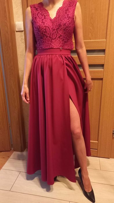 Długa sukienka z rozcięciem na udzie, w kolorze czerwonego wina