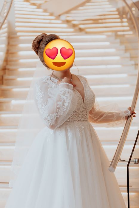 Весільна сукня з мереживним рукавом