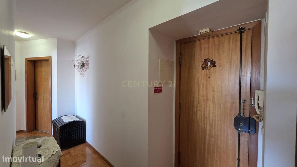 Apartamento T2  no Pragal / Monte Caparica com 2 elevadores e ótimo ac