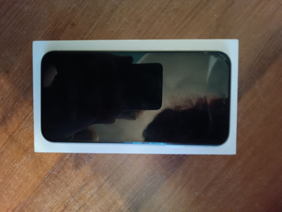 iPhone 11 64gb uszkodzony z wieloma etui