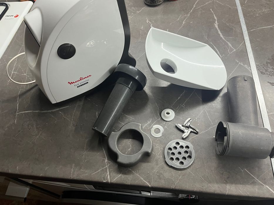 Мясорубка moulinex в рабочем состоянии потеряна деталь.