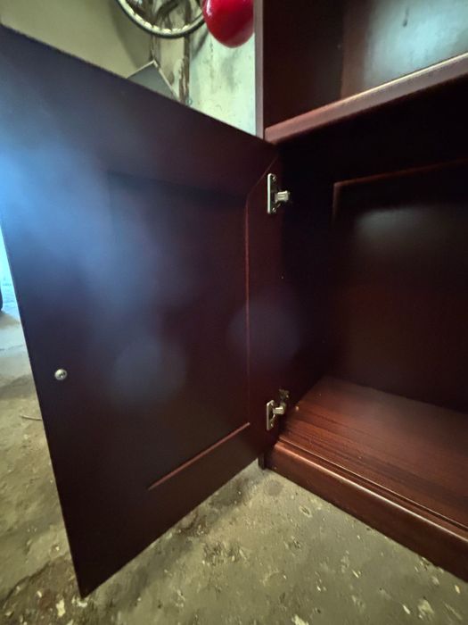 Armário de madeira com 4 portas e espaço para mais