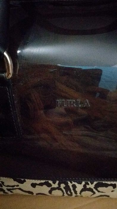 torebka kuferek Furla Candy czarna ze panterką i skórzanymi rączkami