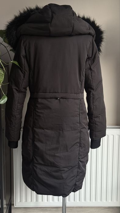 Czarna kurtka Zara elegancka zimowa kaptur futerko