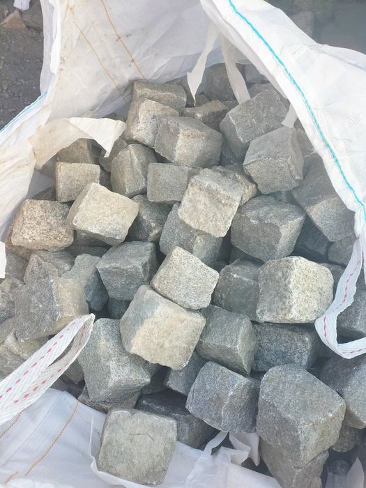 Kostka granitowa ze Strzegomia rozmiar średni  2 PLN sztuka