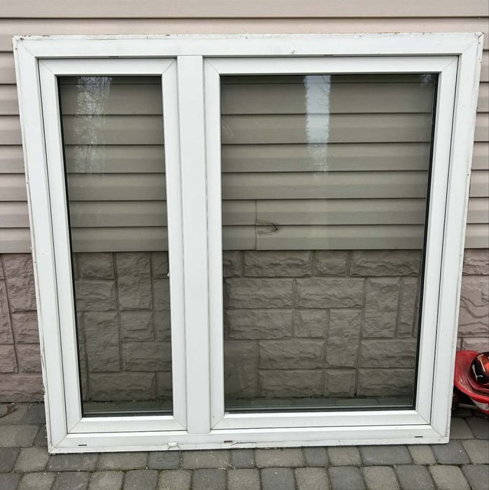 Sprzedam biale okna po demontażu z roletami.