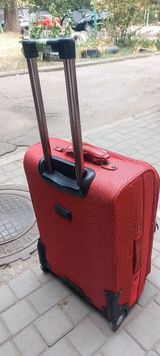 Продаётся чемодан красивый на колёсиках в отличном состоянии недорого