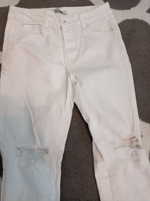Białe spodnie z wyższym stanem