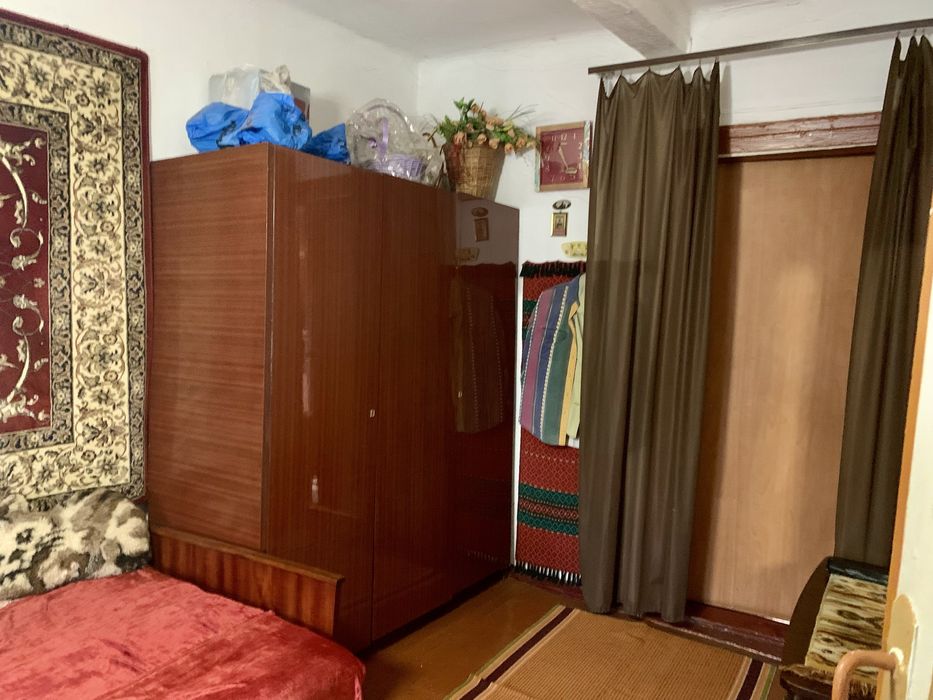 Продаю половину будинку у центрі Гощі