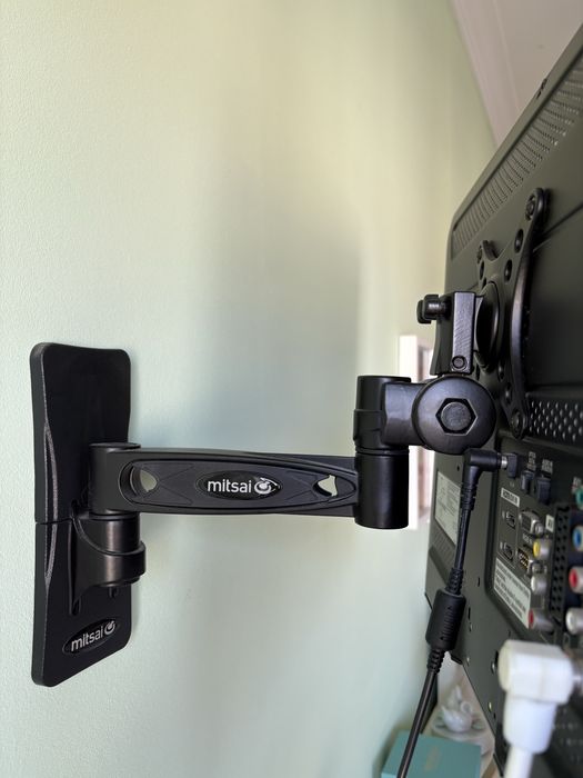 TV LG 22’ com suportes para móvel e parede