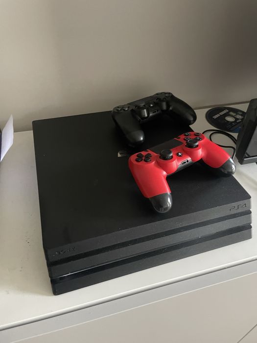 PlayStation 4 Pro 1TB + 2 pady + gra SnowRunner