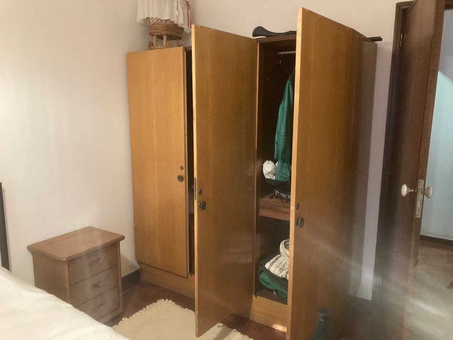 Quarto completo em madeira: roupeiros, cama, secretária Bonfim (Porto)