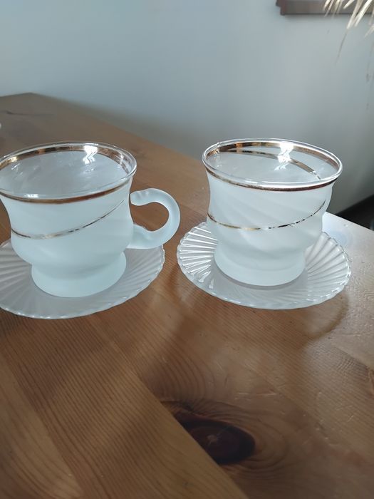 Cukierniczka i Filiżanki ze spodkami szkło mrożone mleczne