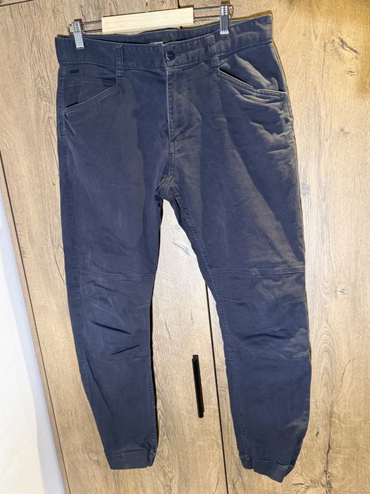 Spodnie jeansy joggery grantowe niebieskie slim fit