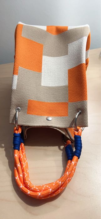 Carteira em estamoado geometrico laranja, bege e creme