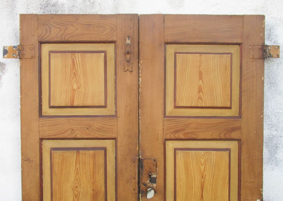 Antigas portas de interior em madeira com pintura