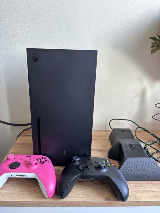 Xbox series X z napędem i dwoma padami