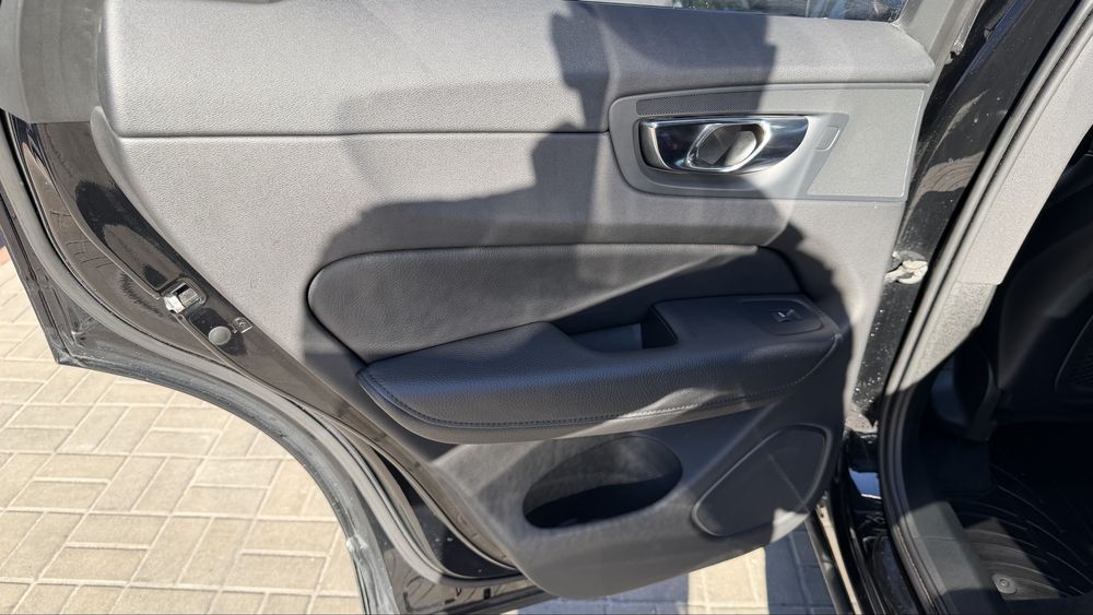 Volvo XC60 2021 2.0 дизель повний привід офіційна