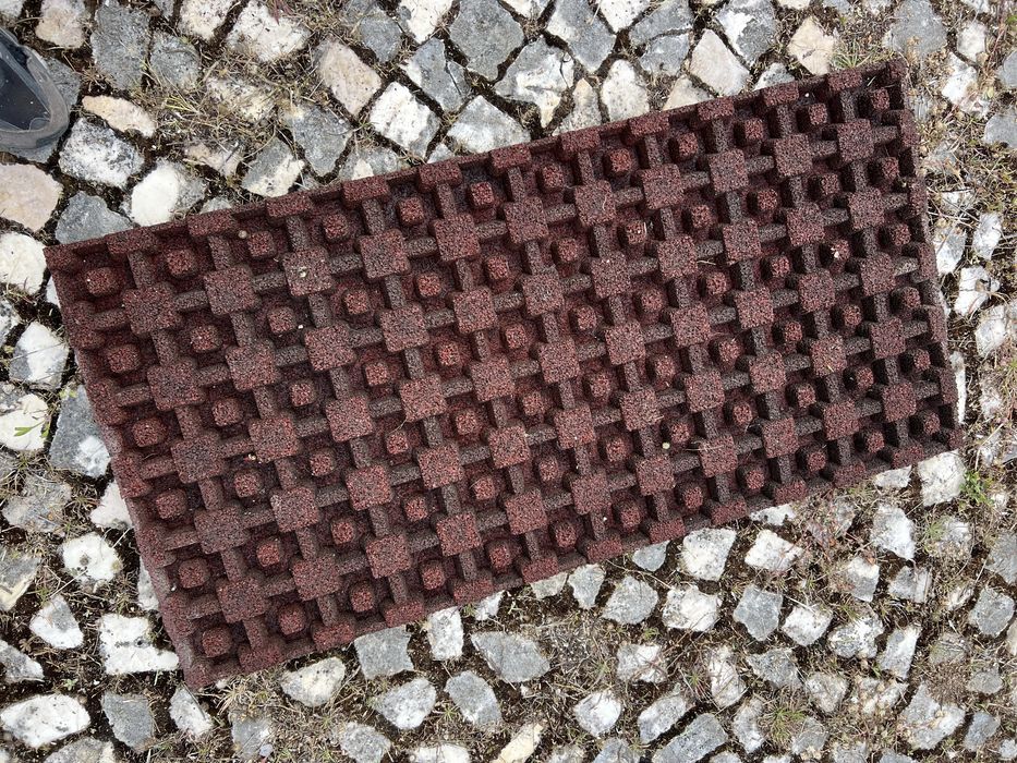 Piso de Borracha Drenante / Antiderrapante – Exterior / Ginásio / Parque